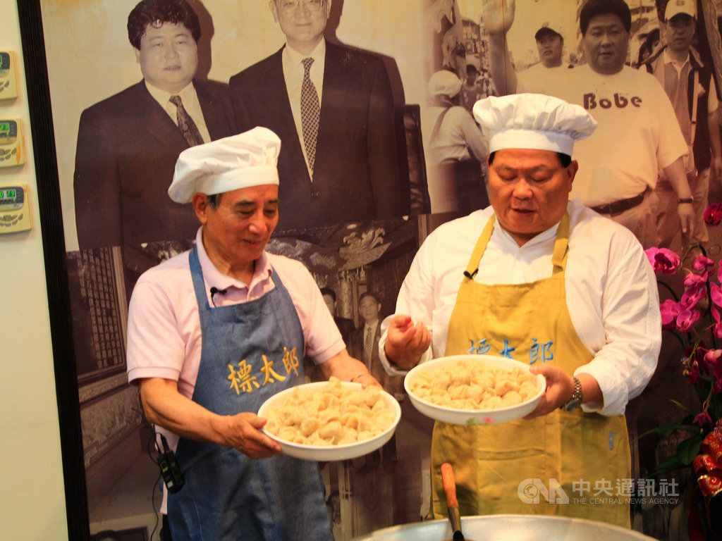 前立法院長王金平(左)26日到台中市與大甲鎮瀾宮董事長顏清標(右)一同直播煮水餃,兩人閒話家常、大啖水餃,並回答網友提問。中央社記者蘇木春攝 108年6月26日
