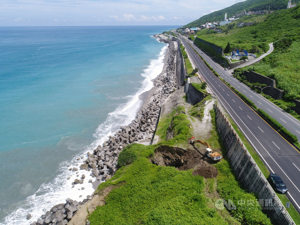 花蓮海岸線遭海水侵蝕嚴重,花東海岸公路鹽寮附近出現因海水侵蝕而被掏空的大坑洞,為了避免讓行經民眾造成危險,民進黨籍立委蕭美琴向公路總局追蹤修復期程。(立委蕭美琴辦公室提供)中央社記者李先鳳傳真 108年6月26日