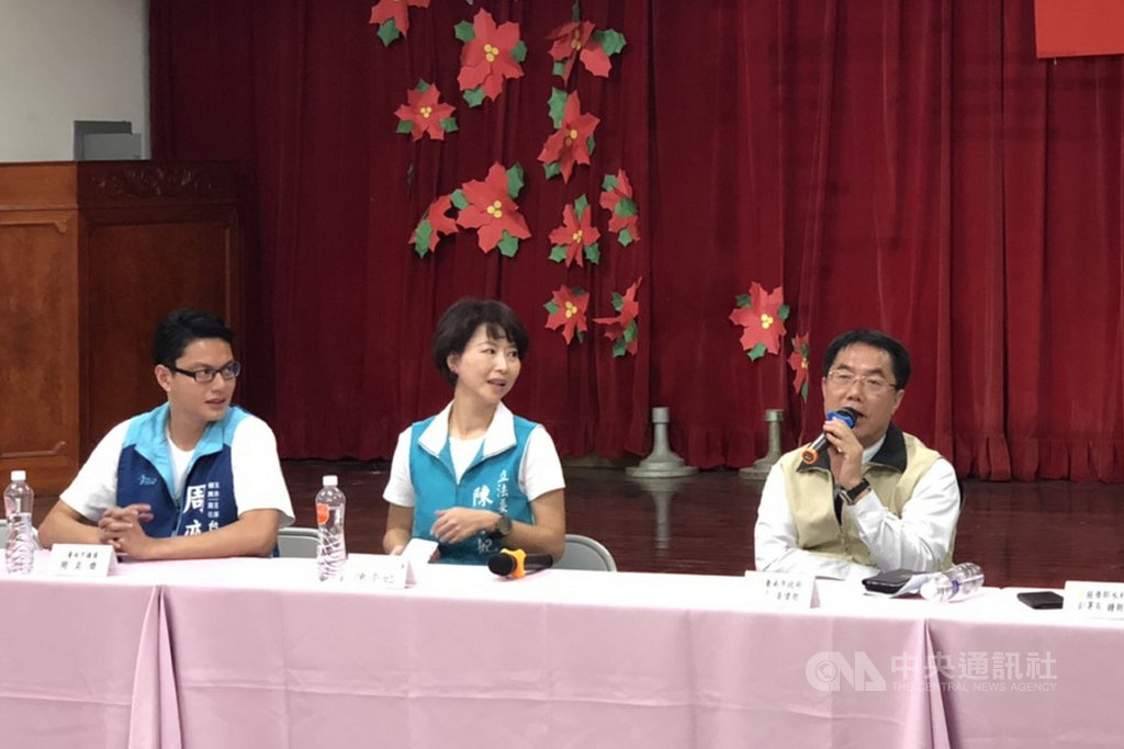 台南市長黃偉哲(右)26日出席在玉井區公所舉辦的曾文南化聯通管工程座談會,提出不影響交通、不衝擊地方產業及適當回饋等原則。(台南市政府提供)中央社記者楊思瑞台南傳真 108年6月26日