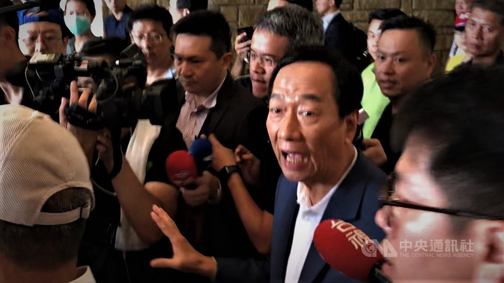 參與國民黨總統初選的前鴻海董事長郭台銘(前右2)26日參觀佛陀紀念館時,怒指中天電視記者王書泓(前右3),嗆其老闆(蔡衍明)當國台辦狗腿。中央社記者程啟峰高雄攝 108年6月26日