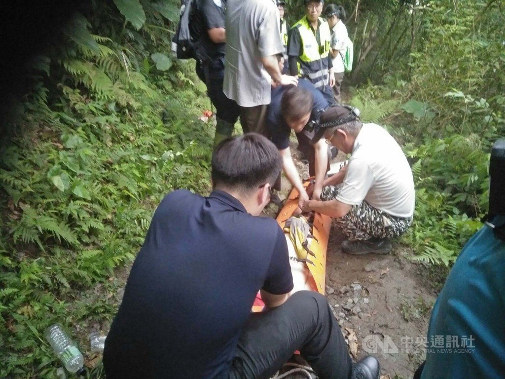 來自台中4名遊客26日相約攀登太魯閣國家公園內大同、大禮部落,不料在得卡倫步道上,其中彭姓男子突然倒下陷入昏迷,警消獲報前往救援,送醫急救後仍不治。(花蓮縣鄉防局提供)中央社記者李先鳳傳真 108年6月27日