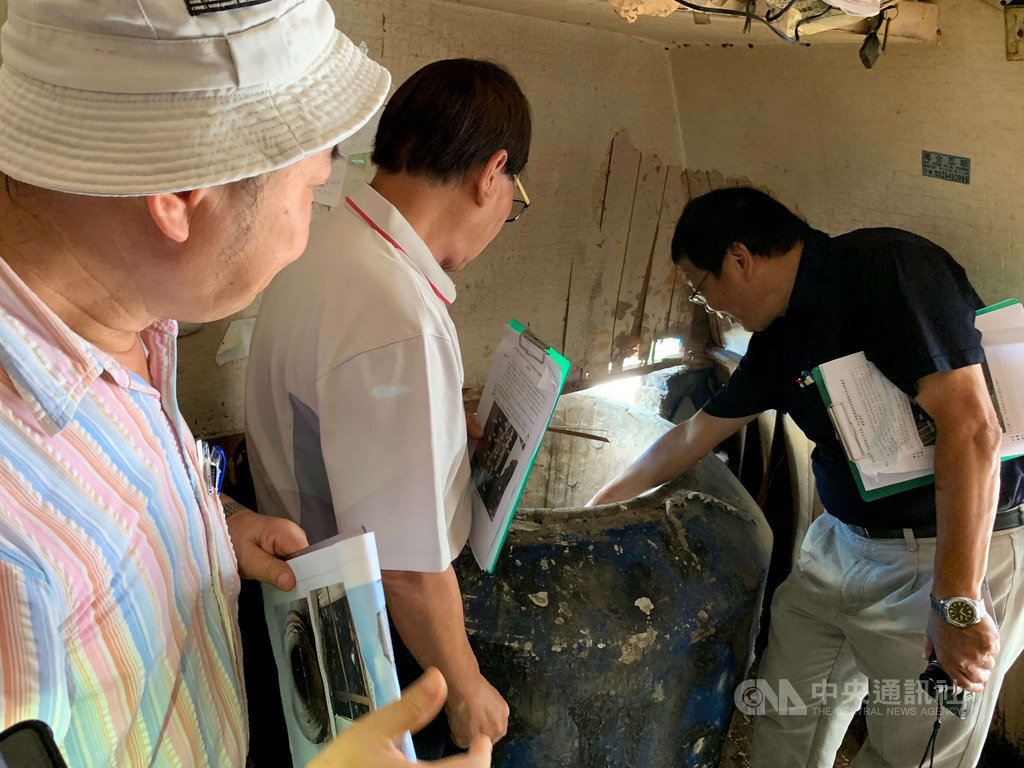 交通部鐵道局中部工程處5月初首度強制拆除台南鐵路地下化工程東區沿線一棟位於工程施工要道、列優先拆除對象的鐵皮屋,卻因鐵皮屋下一口古井而暫緩,文資處兩度會勘水井構造和保存狀況,皆決定不列冊追蹤。(台南市文化資產管理處提供)中央社記者張榮祥台南傳真 108年6月27日