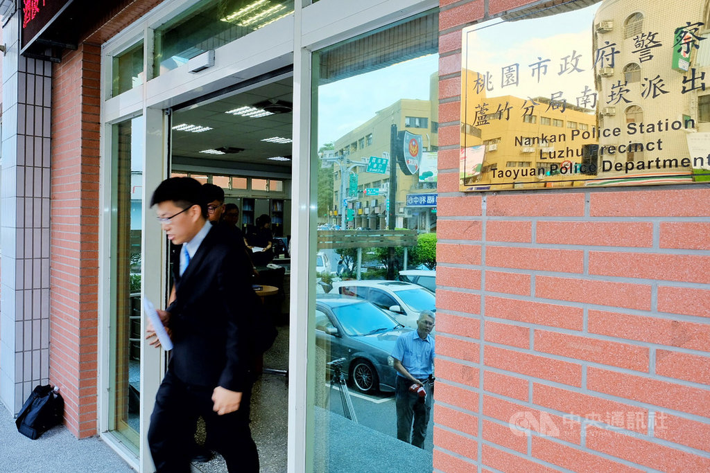 長榮空服員罷工進入第8天,接受部分空服員希望取回「三寶」的委任律師蔡頤奕27日帶著委託書前往桃園市警局蘆竹分局南崁派出所,報案提告桃園市空服員職業工會成員,希望透過司法討公道。中央社記者吳睿騏桃園攝 108年6月27日