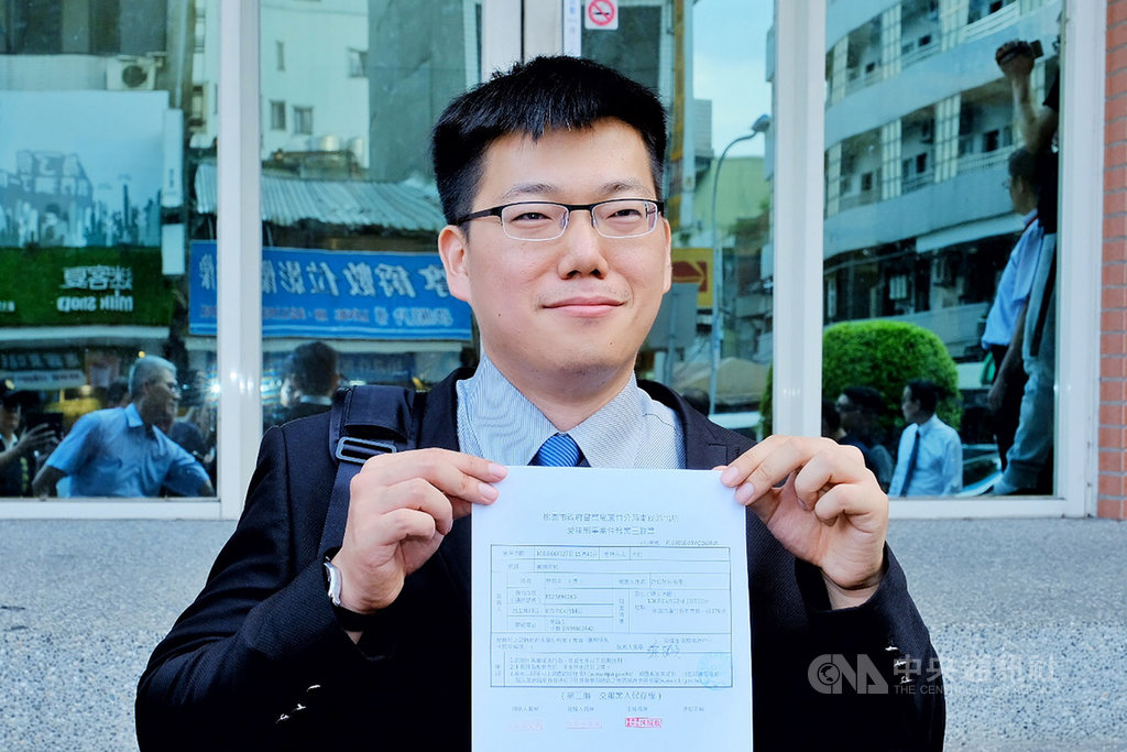 接受部分長榮空服員希望取回三寶的委任律師蔡頤奕27日到警局,報案提告桃園市空服員職業工會成員,在完成提告後,蔡頤奕表示,將請求長榮航空公司,協助委託人向外交部申請新的護照,讓他們可以盡快的返回工作崗位。中央社記者吳睿騏桃園攝 108年6月27日