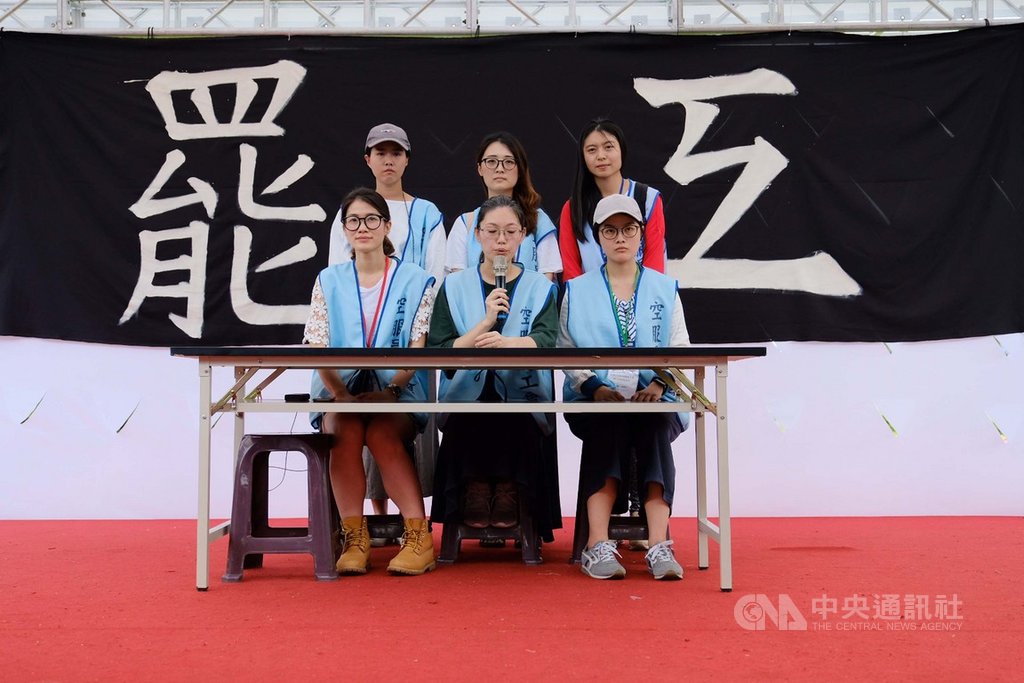 長榮空服員罷工進入第8天,工會成員以分組方式討論調整訴求,27日上午公布修正過後的對案,包括不堅持調整日支費,禁搭便車部分,同意不在薪資方面做差別待遇。中央社記者吳睿騏桃園攝 108年6月27日