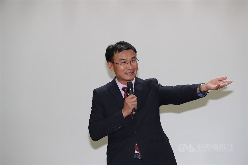歐盟27日解除對台灣遠洋漁業的黃牌警告,農委會從立法監督業者,又數度邀請歐盟官員來台訪查,台灣保護漁業資源的努力,終於獲得國際認可。農委會主委陳吉仲召開記者會說明。中央社記者張皓安攝 108年6月27日