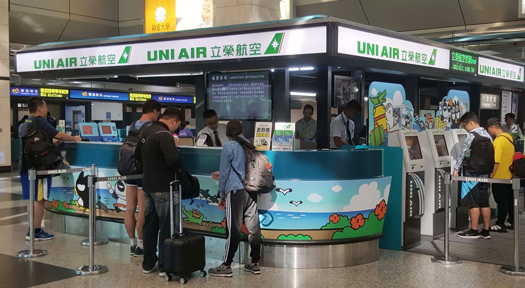 長榮航空27日澄清,絕無要求領回三寶的空服員寫悔過書。圖為長榮航空機場櫃檯。(中央社檔案照片)