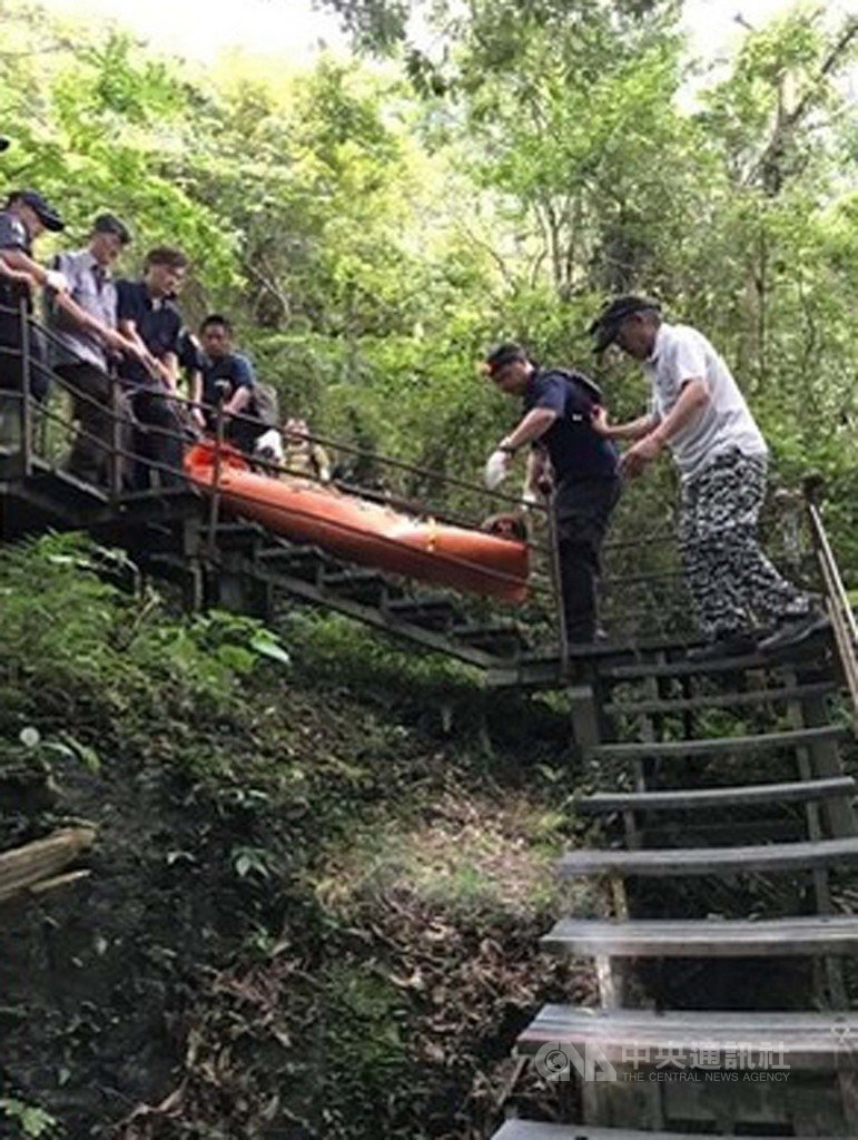 來自台中4名遊客26日相約攀登太魯閣國家公園內大同、大禮部落,不料在得卡倫步道上,其中彭姓男子突然倒下陷入昏迷,警消獲報前往救援,當時已呈現無心跳脈搏、無呼吸狀態,立即給予處置後合力搬運下山。(花蓮縣鄉防局提供)中央社記者李先鳳傳真 108年6月27日