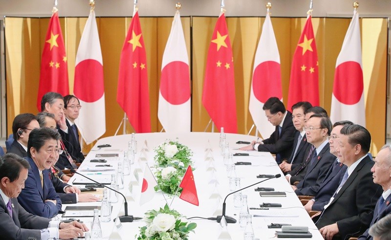習近平(右二)就任國家主席以來首度訪問日本,27日在G20峰會前與日本首相安倍(左2)會談。(共同社提供)