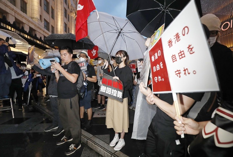 習近平訪日參加G20峰會,除美中貿易談判外各界也關注香港民眾因反對逃犯條例遭指為暴動,大阪街頭27日可見抗議民眾聲援香港反送中。(共同社提供)