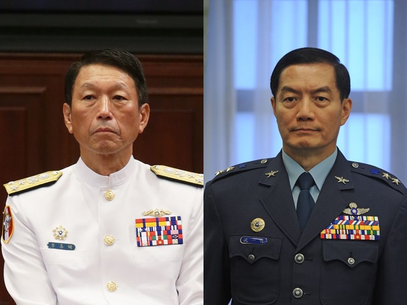 參謀總長李喜明(左)將於7月屆齡退伍,國防部今天表示,參謀總長職缺由國防部軍政副部長沈一鳴上將調任。(中央社檔案照片)