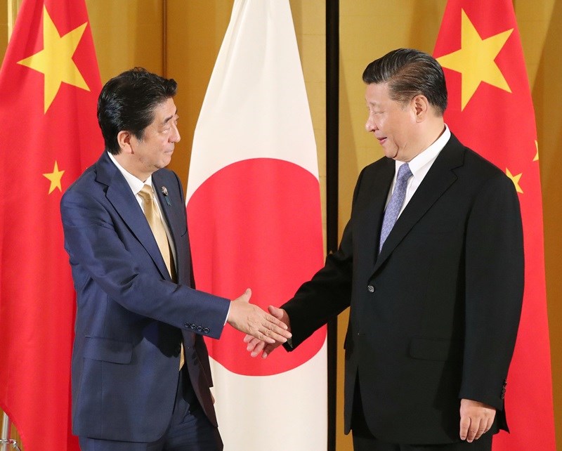 G20高峰會28日起在大阪舉行,中國國家主席習近平(右)27日抵達大阪後與日本首相安倍晉三會談,安倍當面邀習近平明年春天以國賓訪日。(共同社提供)