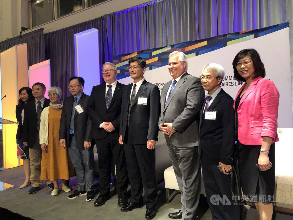 台灣官方今年首度獲邀參與為期2天的「語言專員國際會議」。客家委員會副主委楊長鎮(右4)、駐多倫多台北經文處長徐詠梅(右1)與會。中央社記者胡玉立多倫多攝 108年6月28日