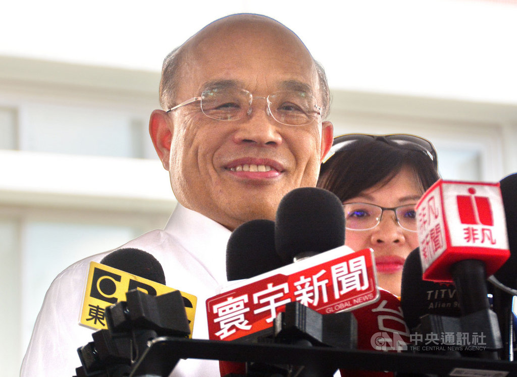 行政院長蘇貞昌(前)28日表示,他已要求高雄市政府查明「高雄旗津-溫州洞頭小三通首航典禮」,嚴格督管。中央社記者黃旭昇新北攝 108年6月28日