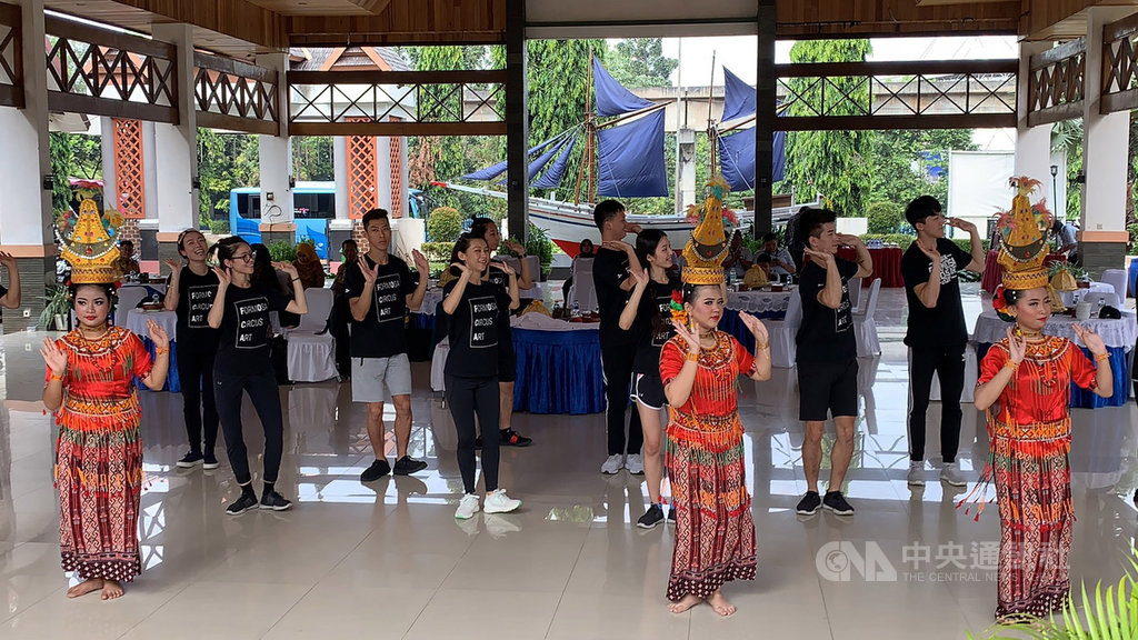 台灣「FOCA福爾摩沙馬戲團」26日與印尼「縮影公園」的傳統舞蹈教師交流。(駐印尼代表處提供)中央社記者石秀娟傳真 108年6月28日