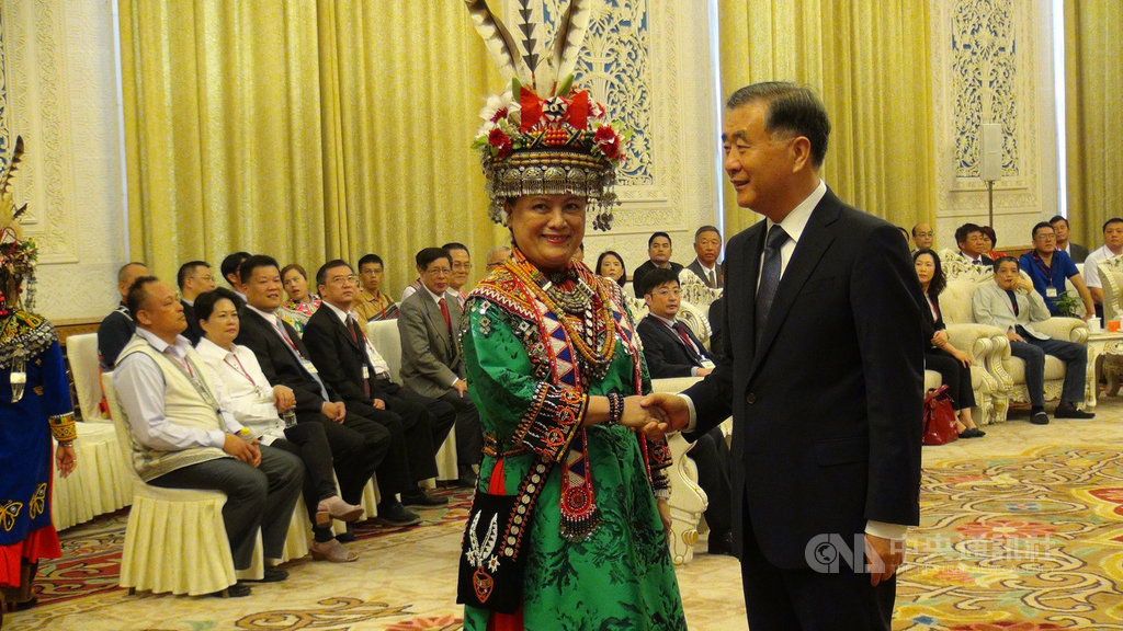 中國全國政協主席汪洋(前右)28日下午在人民大會堂新疆廳,會見台灣原住民民意代表參訪團。他並詢問對方,身穿什麼族的服飾。中央社記者繆宗翰北京攝 108年6月28日