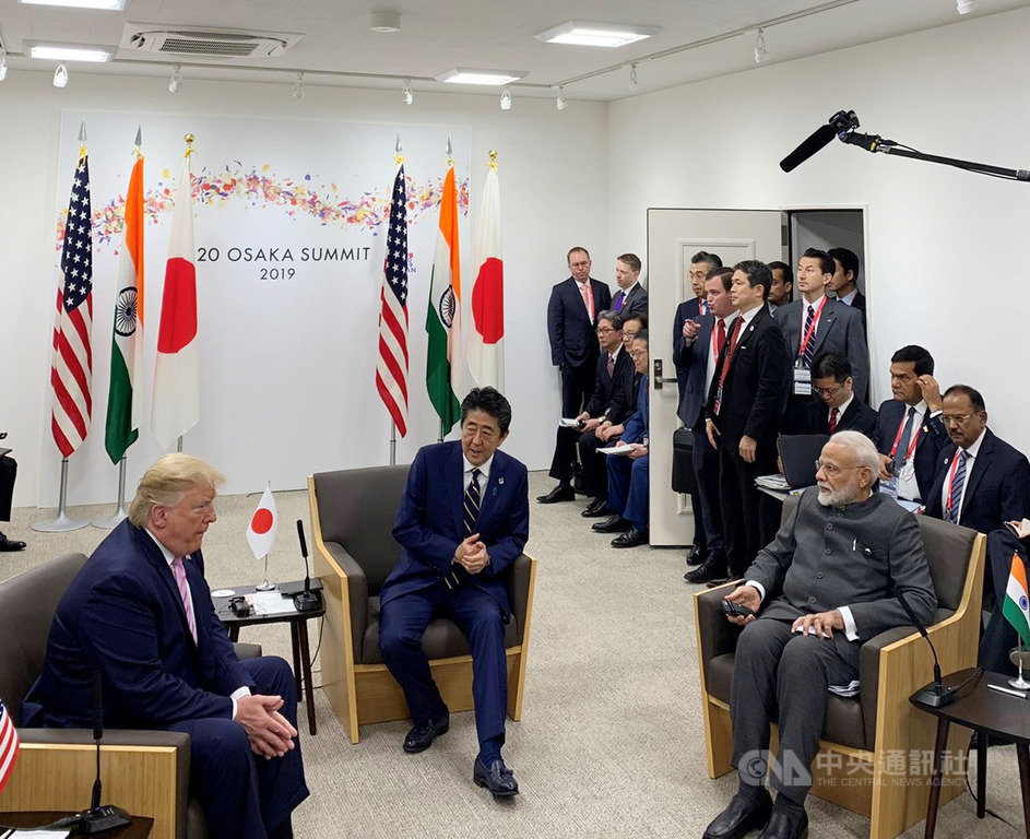 印度總理莫迪(坐者右)、日本首相安倍晉三(坐者中)和美國總統川普(坐者左)28日在大阪舉行日美印三邊會談。(印度總理辦公室提供)中央社記者康世人新德里傳真 108年6月28日