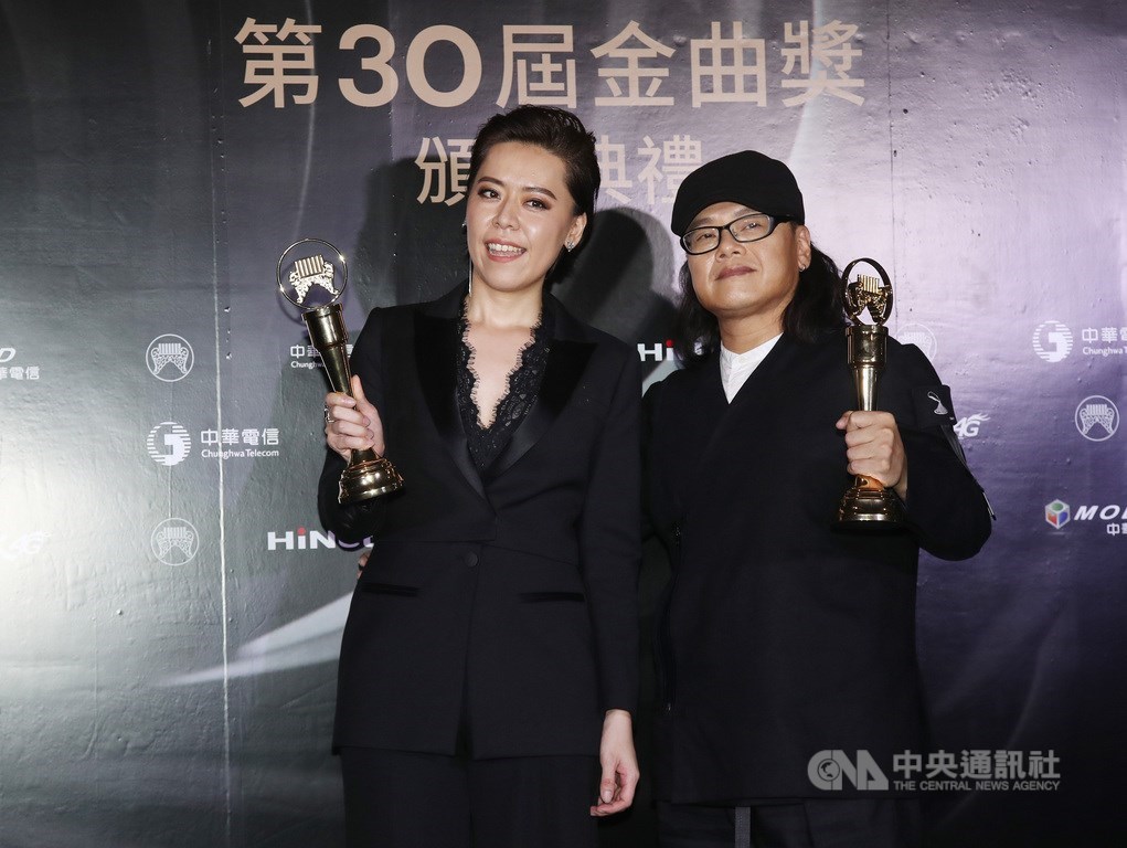 第30屆金曲獎頒獎典禮29日在台北小巨蛋舉行,最佳台語男歌手獎由流氓阿德(右)獲得,最佳台語女歌手獎由江惠儀(左)獲得。中央社記者張新偉攝 108年6月29日