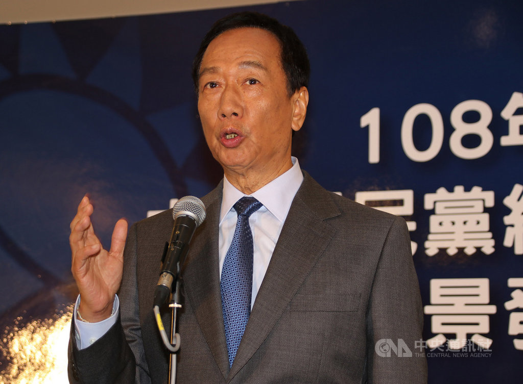 國民黨總統初選參選人郭台銘29日在第2場政見發表會中承諾,若當選總統,「新生兒從出生到6歲,由國家幫你養」,他將用大數據資源開創財源,更要建立全台健康大數據基因庫。中央社記者蕭博陽台中攝 108年6月29日