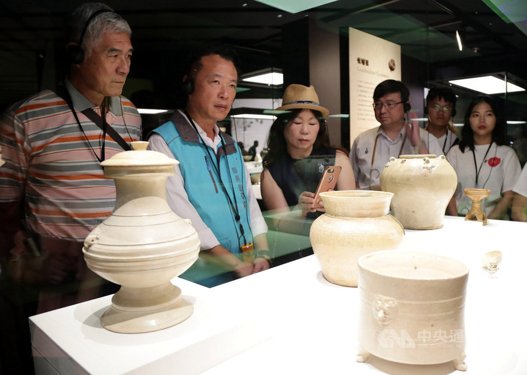 故宮南院「泥土的座標-院藏陶瓷展」29日正式開幕,精選故宮院藏瓷器名品展出,包含多件被藝術界譽為「名瓷之首」的北宋汝窯瓷器,嘉義縣長翁章梁(左2)也到場參觀。中央社記者黃國芳攝 108年6月29日