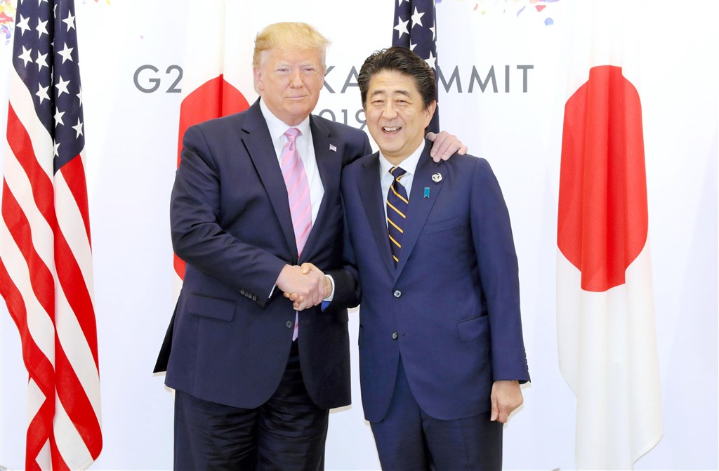美國總統川普(左)29日表示,他並不打算退出美日安保條約,並已告訴日本首相安倍晉三(右),兩國數十年來的安保條約必須修訂。(共同社提供)