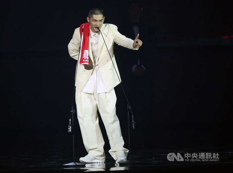 第30屆金曲獎頒獎典禮29日晚間在台北登場,最佳國語男歌手獎由Leo王奪得,他致詞時特別向媽媽喊話,雖然愛媽媽但也請媽媽別再情緒勒索。中央社記者吳家昇攝 108年6月29日