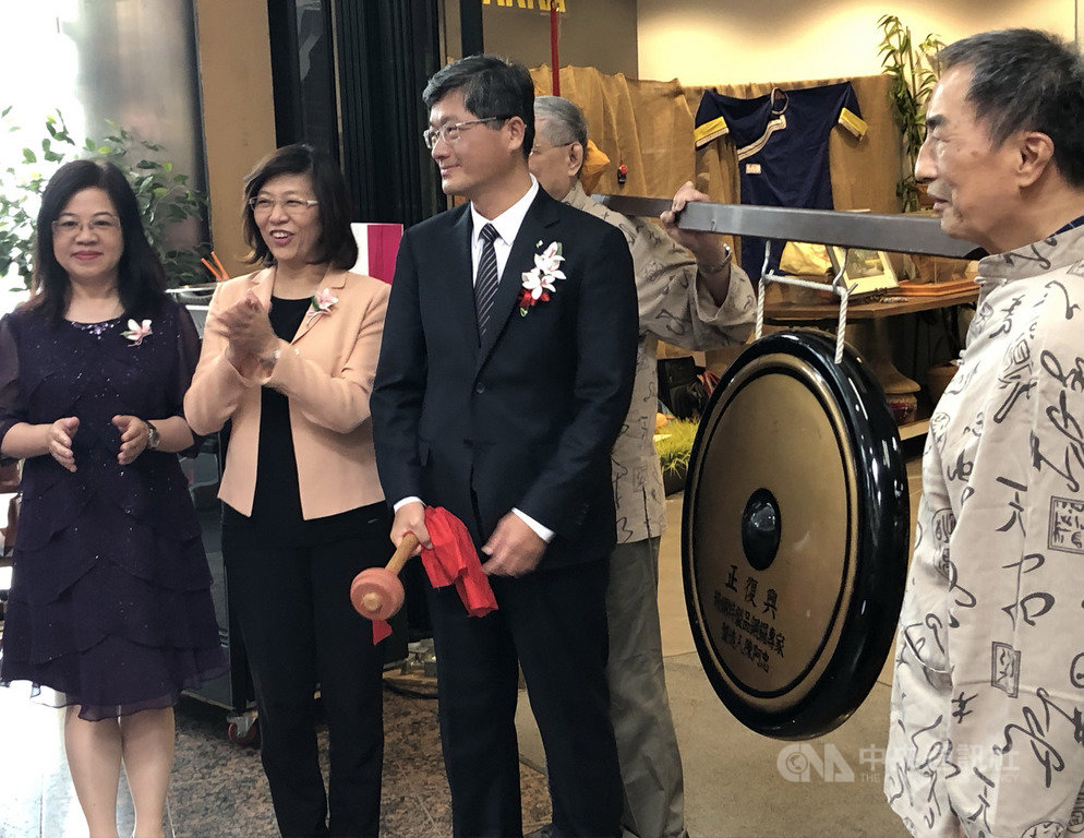 正在多倫多訪問的客委會副主委楊長鎮,為「海外客家行動灶下」美食盛饗敲鑼開場。中央社記者胡玉立多倫多攝 108年6月29日