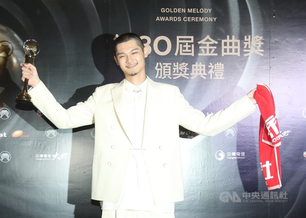 第30屆金曲獎29日晚在台北小巨蛋舉行頒獎典禮,最佳國語男歌手獎由Leo王擊敗各路強敵奪得,成為新科金曲歌王。中央社記者張新偉攝 108年6月29日