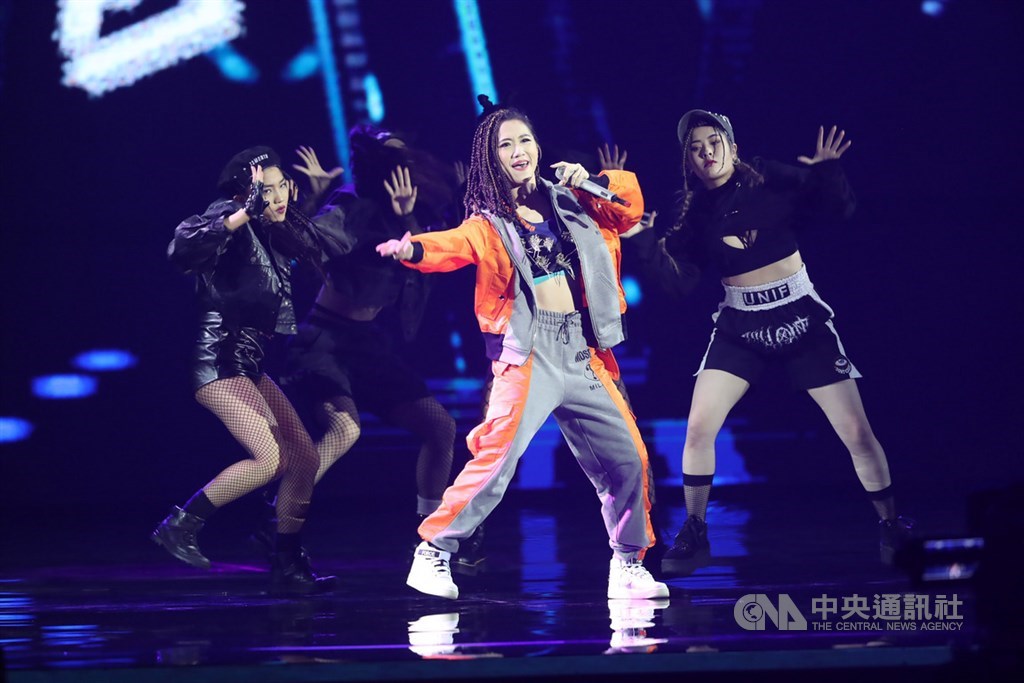 第30屆金曲獎頒獎典禮29日晚間在台北小巨蛋盛大登場,主持人Lulu黃路梓茵(前)帶來Rap演出,博得滿堂彩。中央社記者吳家昇攝 108年6月29日
