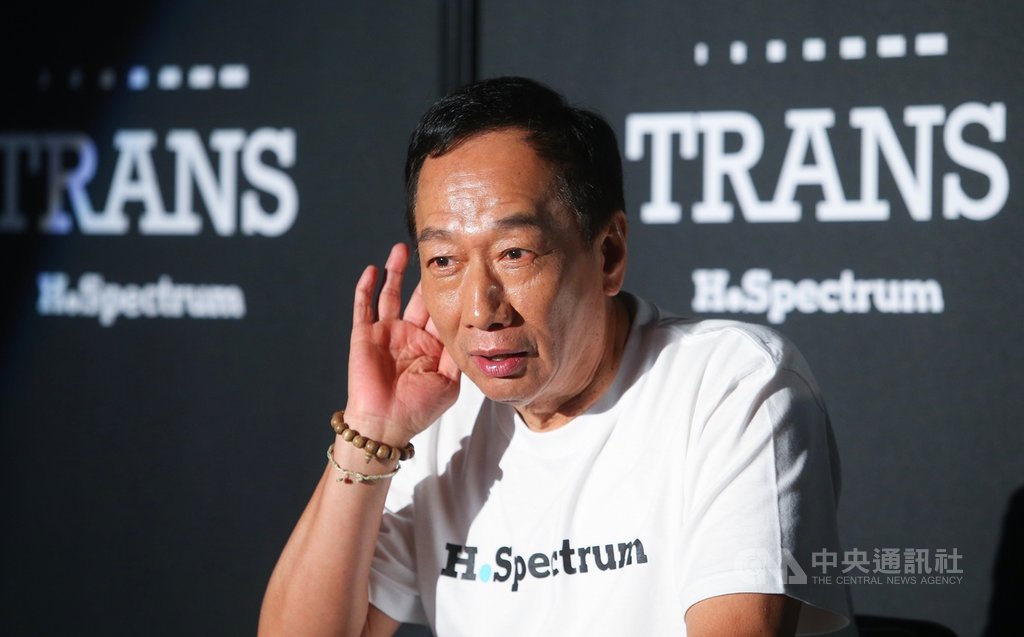 國民黨總統初選參選人、前鴻海集團董事長郭台銘(圖)30日出席2019 TRANS國際生醫新創論壇,會後受訪時仔細聆聽媒體提問。中央社記者謝佳璋攝 108年6月30日