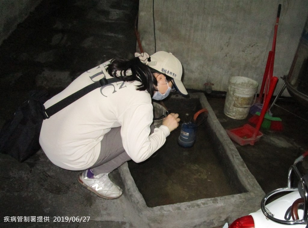 疾管署防疫人員6月27日於高雄市三民區鼎強里進行公寓地下室積水查核工作。(疾管署提供)