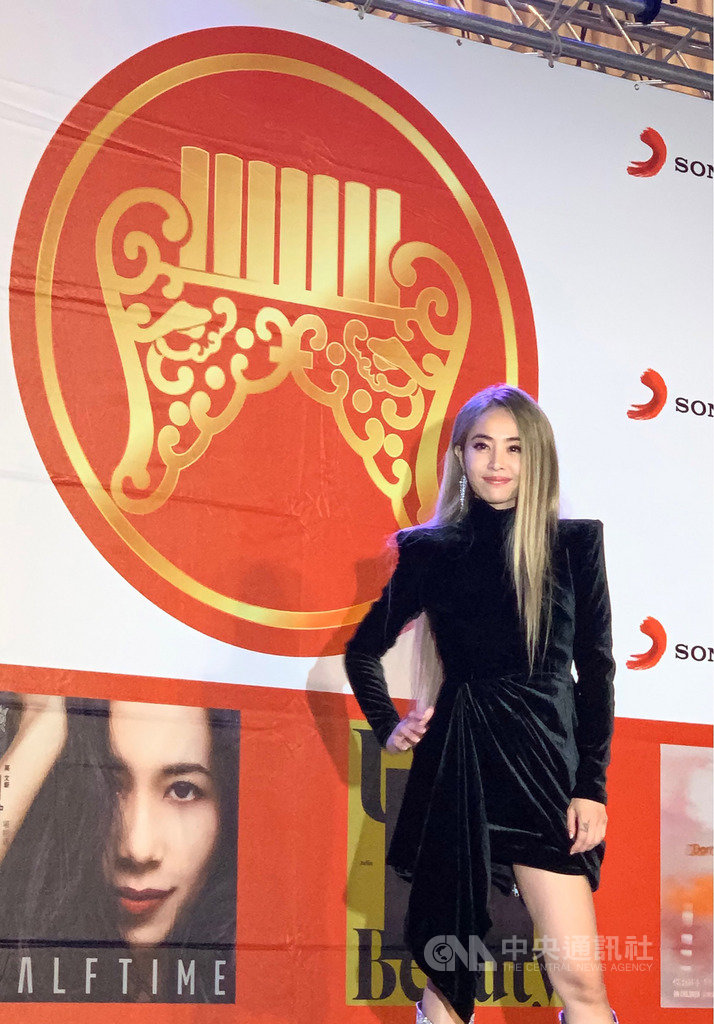 歌手蔡依林以專輯Ugly Beauty抱回第30屆金曲獎年度專輯大獎,並以「玫瑰少年」獲頒年度歌曲獎,成為雙料大贏家之一,也把她推向更高的音樂地位,30日凌晨出席唱片公司慶功宴。中央社記者江佩凌攝 108年6月30日