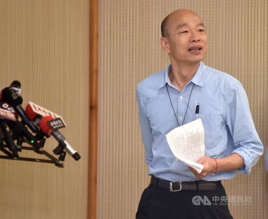 「Wecare高雄」和公民割草行動等團體發起罷免高雄市長韓國瑜(圖)行動,第一階段連署書份數目標3萬份預定7月1日達標。(中央社檔案照片)