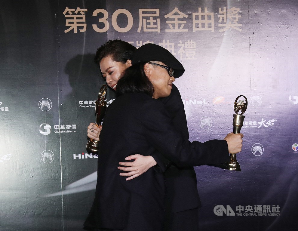 第30屆金曲獎29日晚間在台北小巨蛋舉行頒獎典禮,最佳台語男歌手獎由流氓阿德(左)獲得,最佳台語女歌手獎由江惠儀(右)獲得,兩人在後台互相擁抱致意。中央社記者張新偉攝 108年6月29日