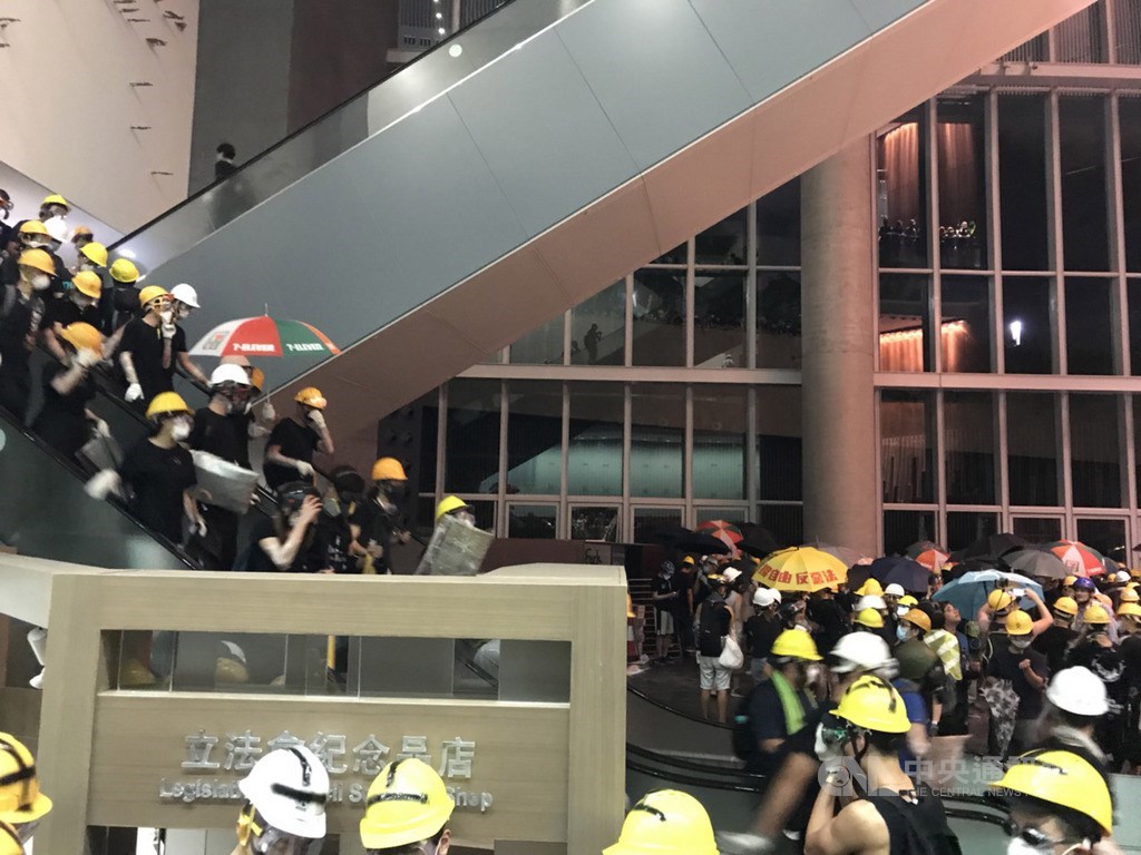 反對港府修訂逃犯條例的香港民眾1日持續抗爭,示威群眾晚間衝進立法會大樓內部。中央社記者裴禛香港攝 108年7月1日
