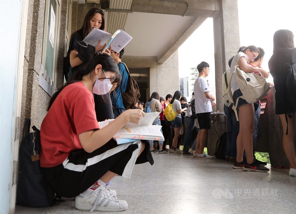 108學年度大學指考1日登場,考生在試場外認真複習,做考前最後衝刺。中央社記者張皓安攝 108年7月1日