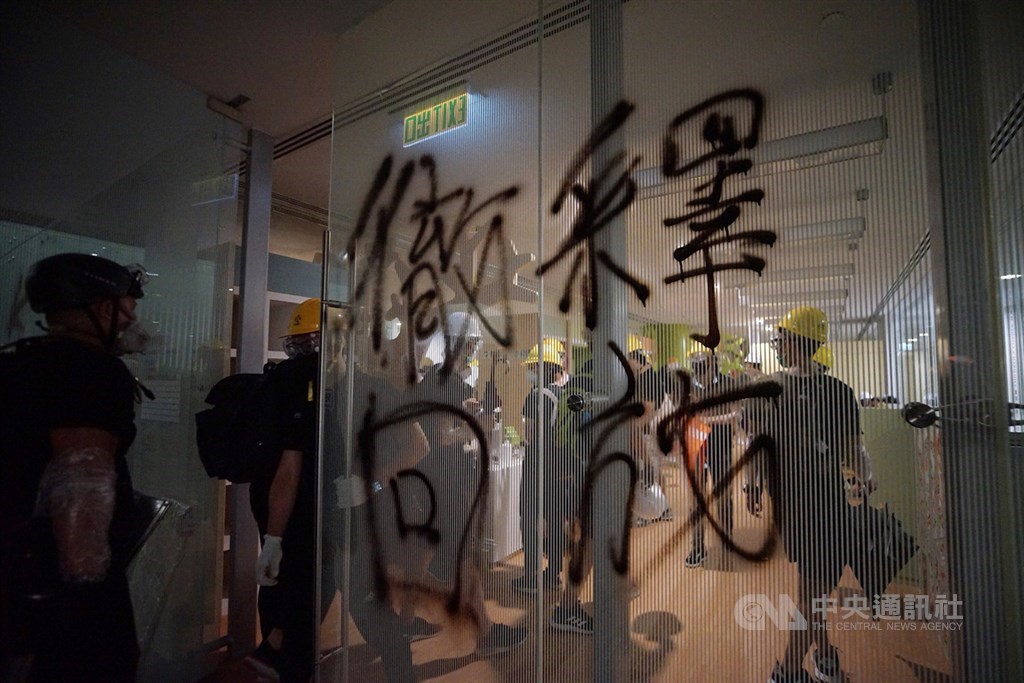反對逃犯條例修訂的示威民眾1日晚間衝進立法會,並噴上「釋放」「撤回」等字樣表達訴求。中央社記者裴禛香港攝 108年7月1日