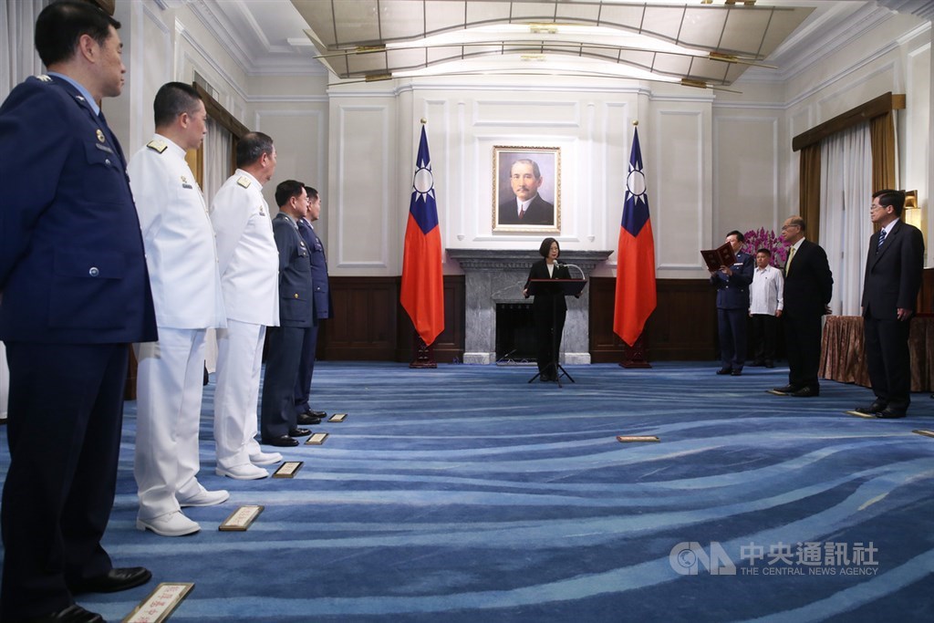 總統蔡英文(中)1日在總統府主持「國軍重要高階幹部晉任布達授階典禮」,蔡總統表示,國軍的需求她會給予全力支援,一起為國家安全奮鬥、努力。中央社記者鄭傑文攝 108年7月1日