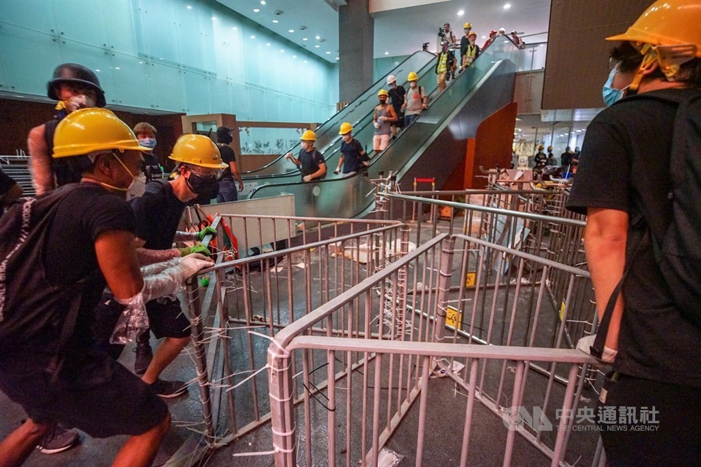 數以百計的香港示威者1日晚間撬開立法會鐵門後進一步占領議場,並將路障搬入大廳,阻擋警方進入。中央社記者裴禛香港攝 108年7月1日