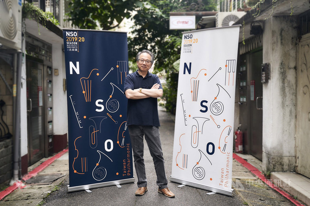 國家交響樂團(NSO)音樂總監呂紹嘉將於今年下半年邁入任期最後一個樂季,他1日在台北受訪表示,將以作曲家馬勒的第一個作品「悲嘆之歌」揭開樂季序幕,並以馬勒最終的交響作品告別NSO。(國家交響樂團提供)中央社記者洪健倫傳真 108年7月1日