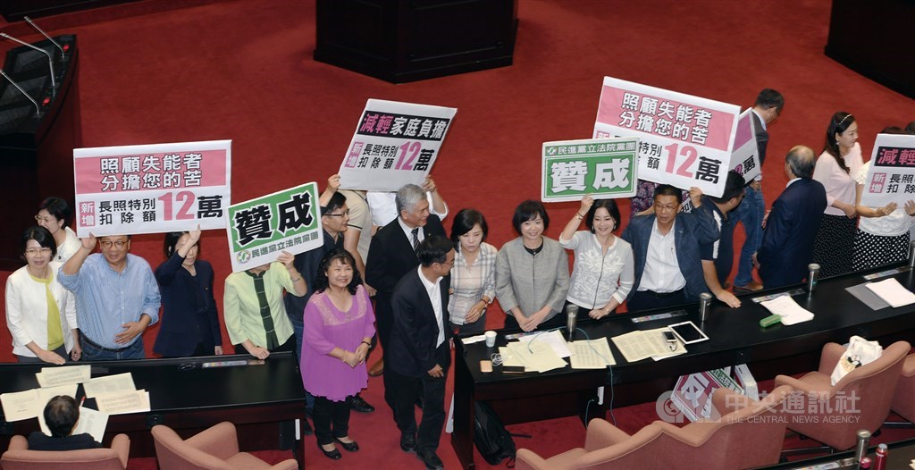 立法院臨時會院會1日下午處理所得稅法第17條條文修正草案,民進黨籍立委在法案即將三讀前,持看板為稅制改革讚聲。中央社記者施宗暉攝 108年7月1日