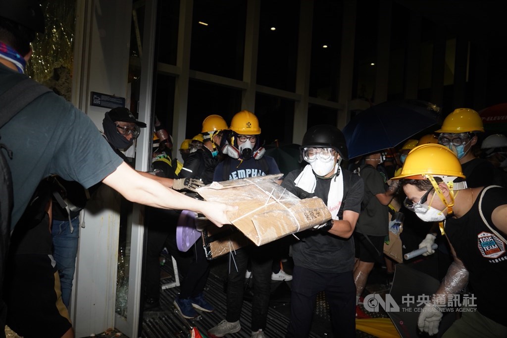 反對逃犯條例修訂的香港民眾1日持續抗爭,示威者晚間衝進立法會。中央社記者裴禛香港攝 108年7月1日