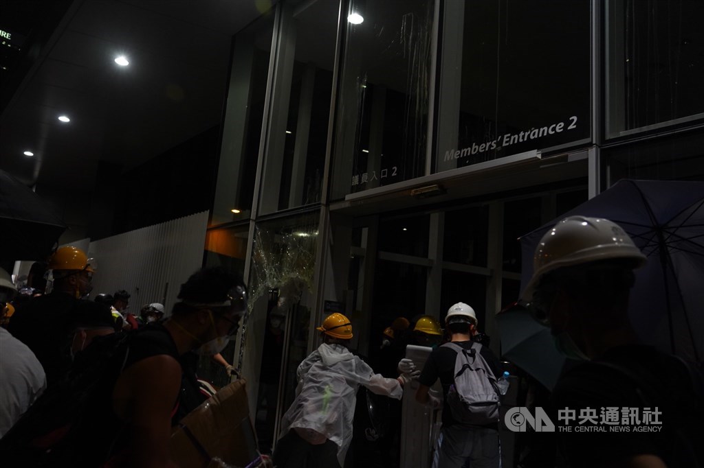 香港示威群眾1日晚間破壞立法會鐵門,闖入立法會大樓。中央社記者裴禛香港攝 108年7月1日