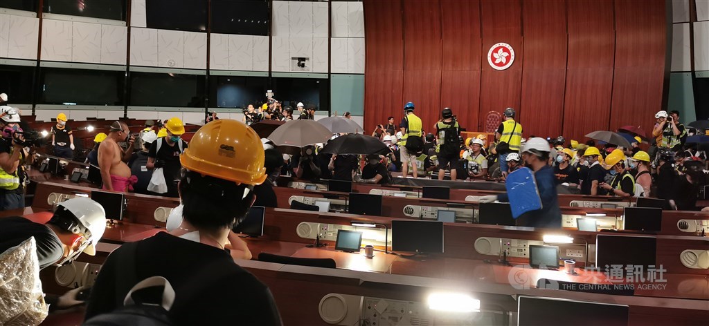 反對逃犯條例修訂的香港民眾1日持續抗爭,示威群眾晚間撬開立法會的鐵門,占領議場。中央社記者張謙香港攝 108年7月1日