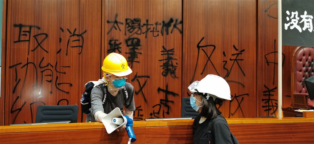反對逃犯條例修訂的香港民眾1日持續抗爭,示威者晚間衝進立法會後占領議場,並在牆上噴漆表達訴求。中央社記者裴禛香港攝 108年7月1日
