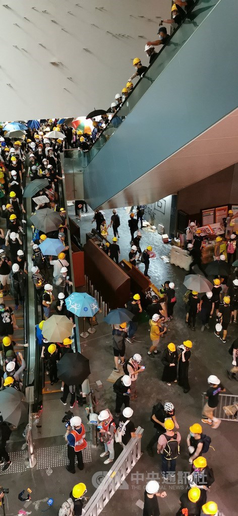 反對逃犯條例修訂的香港民眾1日晚間撬開立法會的鐵門,進入立法會大樓的較高樓層。中央社記者張謙香港攝 108年7月1日