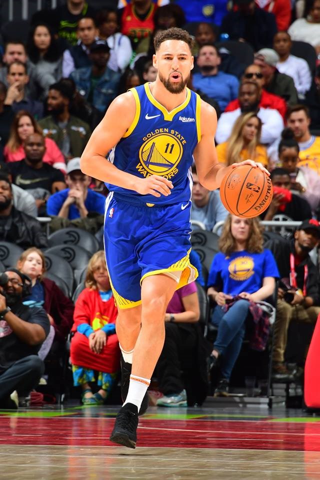 NBA金州勇士以5年近新台幣60億元成功留住湯普森(前),另以4年近37億元網羅籃網隊球星羅素。(圖取自facebook.com/KlayThompson)