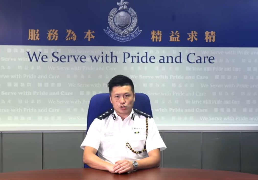 香港示威民眾1日晚間9時闖入立法會議場後,香港警務處發表短片譴責。但網友發現,片中發言的公關科總警司謝振中,手錶上的時間是5時。(圖取自facebook.com/HongKongPoliceForce)