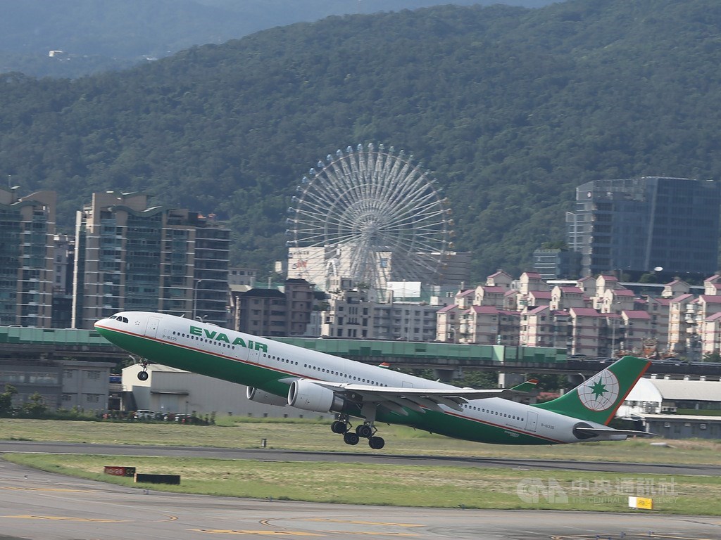 長榮航空2日宣布,將招200位空服員,預計11月起分梯次報到,打破長榮航空從未有男性空服員的傳統。(中央社檔案照片)