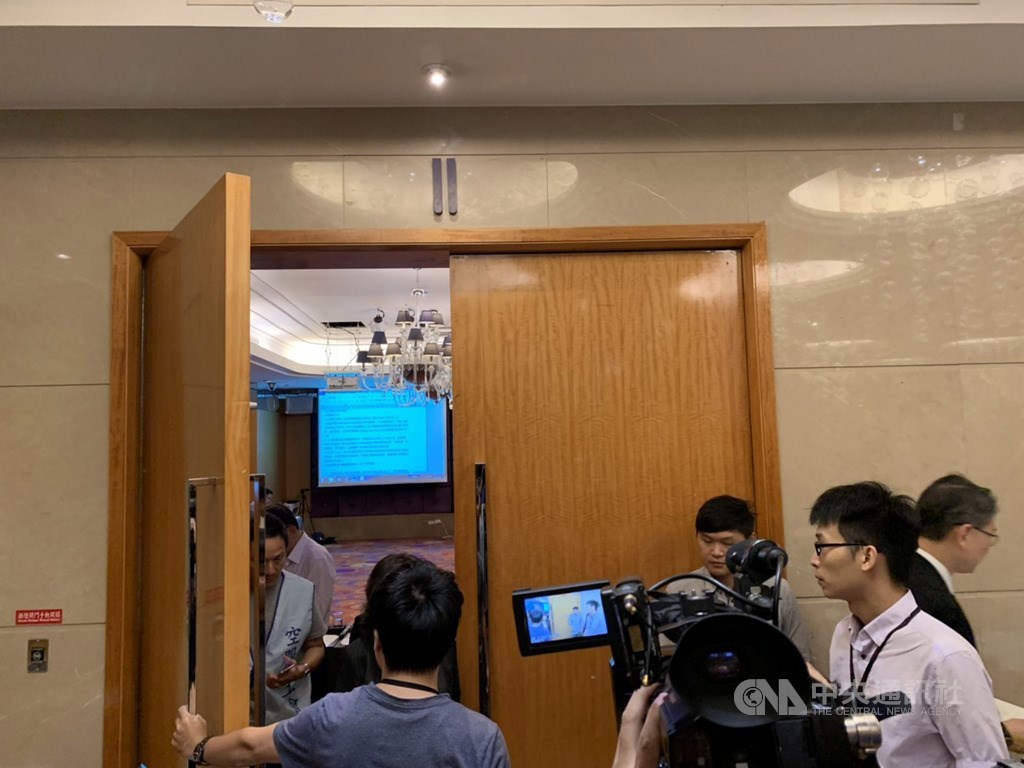 桃園市空服員職業工會2日上午與長榮航空展開2次協商,採閉門會議方式進行,一度中場休息。中央社記者葉臻攝 108年7月2日